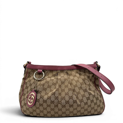 https://cdn.shopify.com/s/files/1/0564/9376/8855/files/Gucci_Schultertasche_Sukey_One_monogram_beige_1_269ea734-1374-4aea-8490-8c5520ea751d.webp?v=1782384516