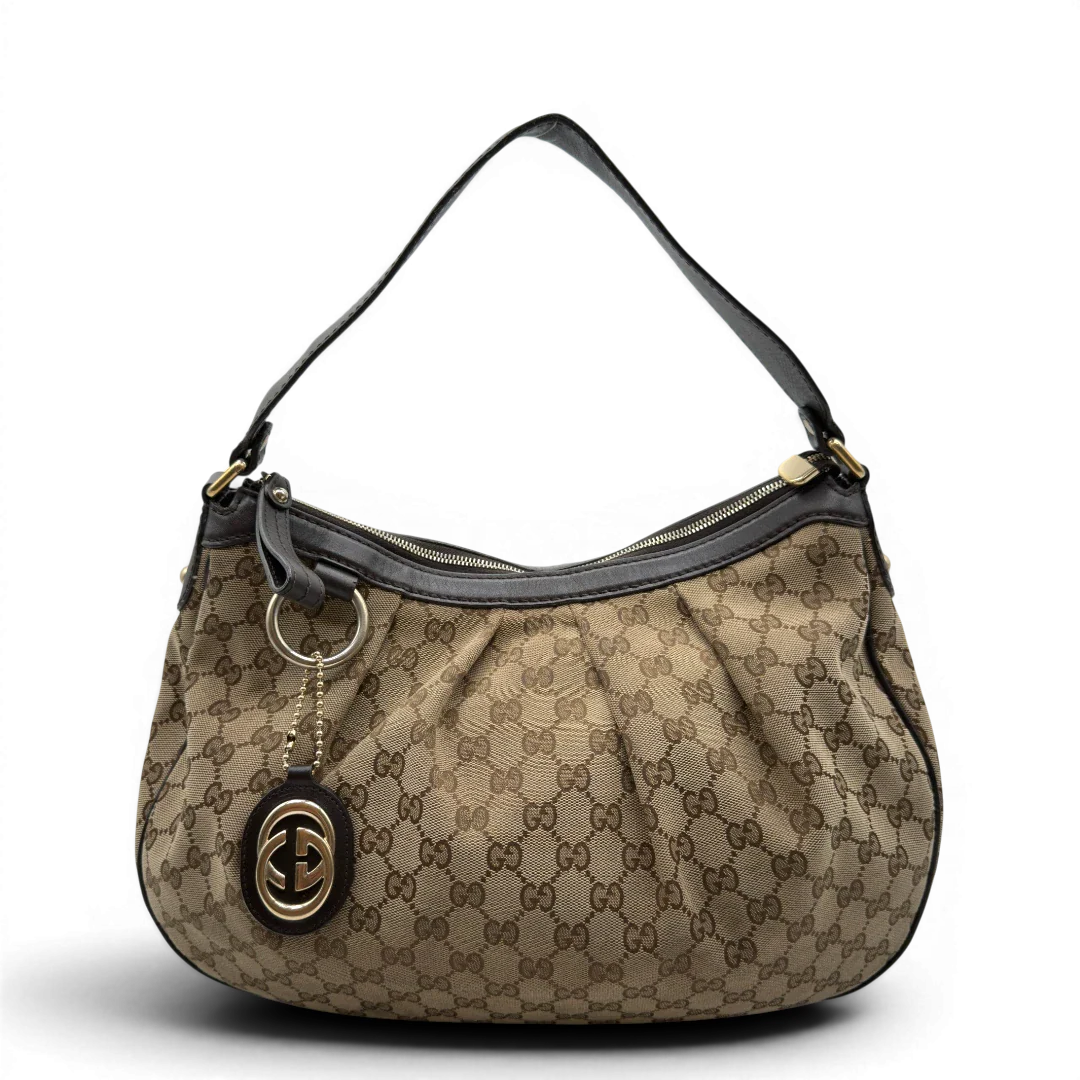 https://cdn.shopify.com/s/files/1/0564/9376/8855/files/Gucci_Schultertasche_Sukey_One_monogram_beige_1_53d52de6-1e1b-4b3d-9384-9ca151fde87a.webp?v=1782906748
