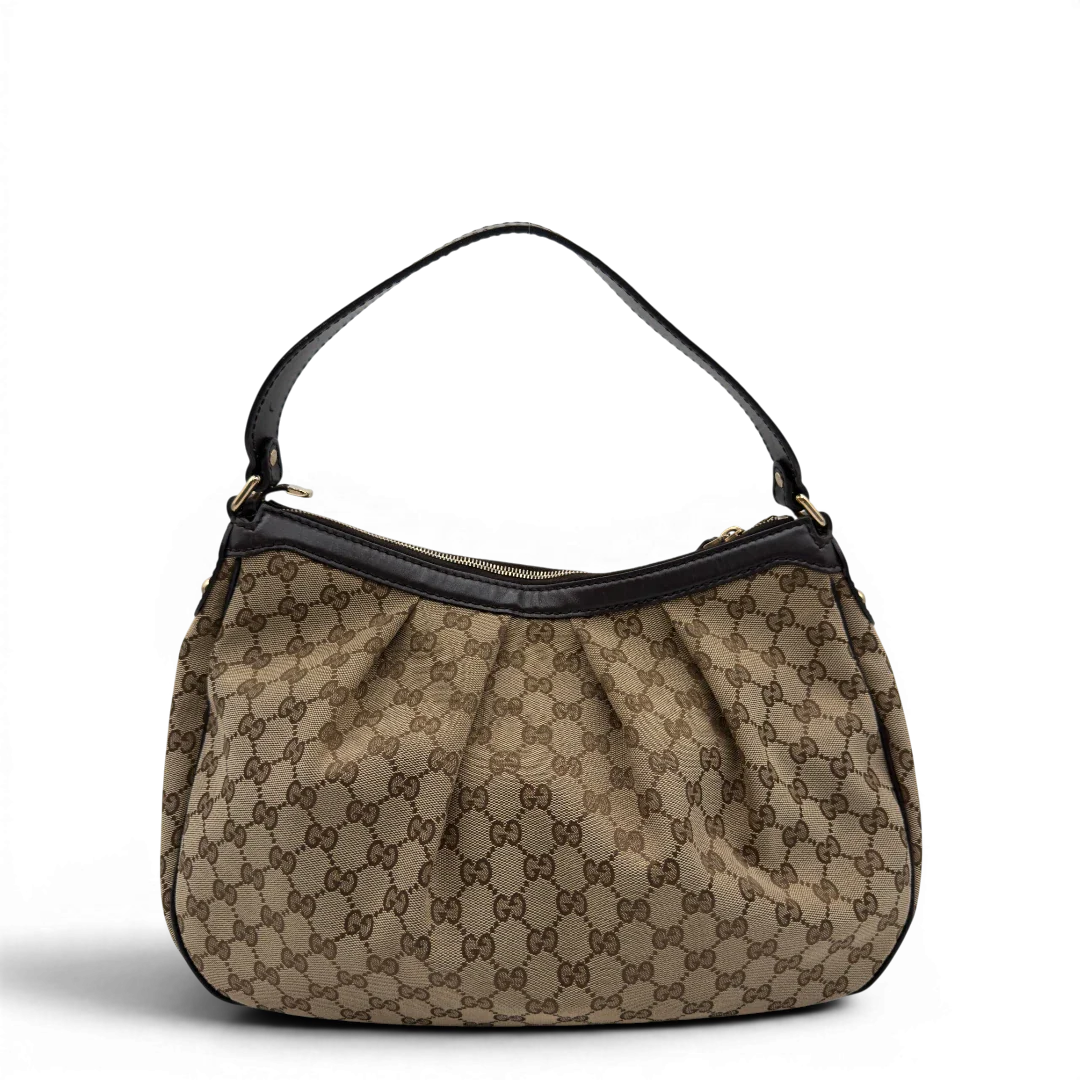 https://cdn.shopify.com/s/files/1/0564/9376/8855/files/Gucci_Schultertasche_Sukey_One_monogram_beige_2.webp?v=1781856423