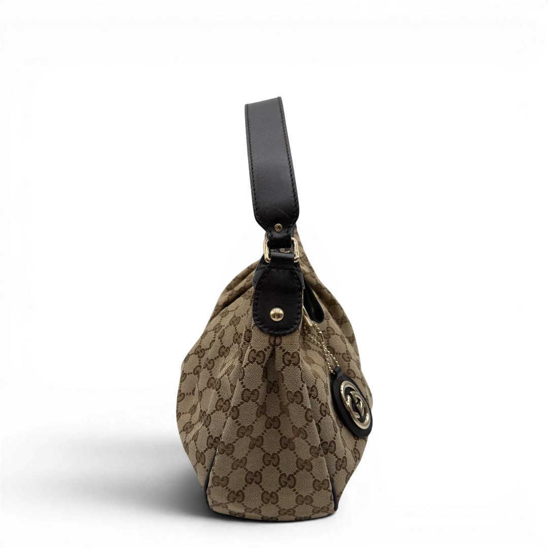 https://cdn.shopify.com/s/files/1/0564/9376/8855/files/Gucci_Schultertasche_Sukey_One_monogram_beige_3.webp?v=1781856423