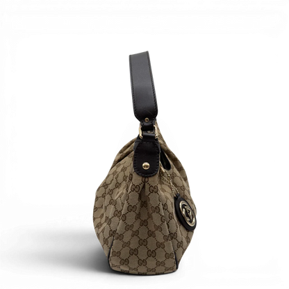 https://cdn.shopify.com/s/files/1/0564/9376/8855/files/Gucci_Schultertasche_Sukey_One_monogram_beige_3.webp?v=1781856423