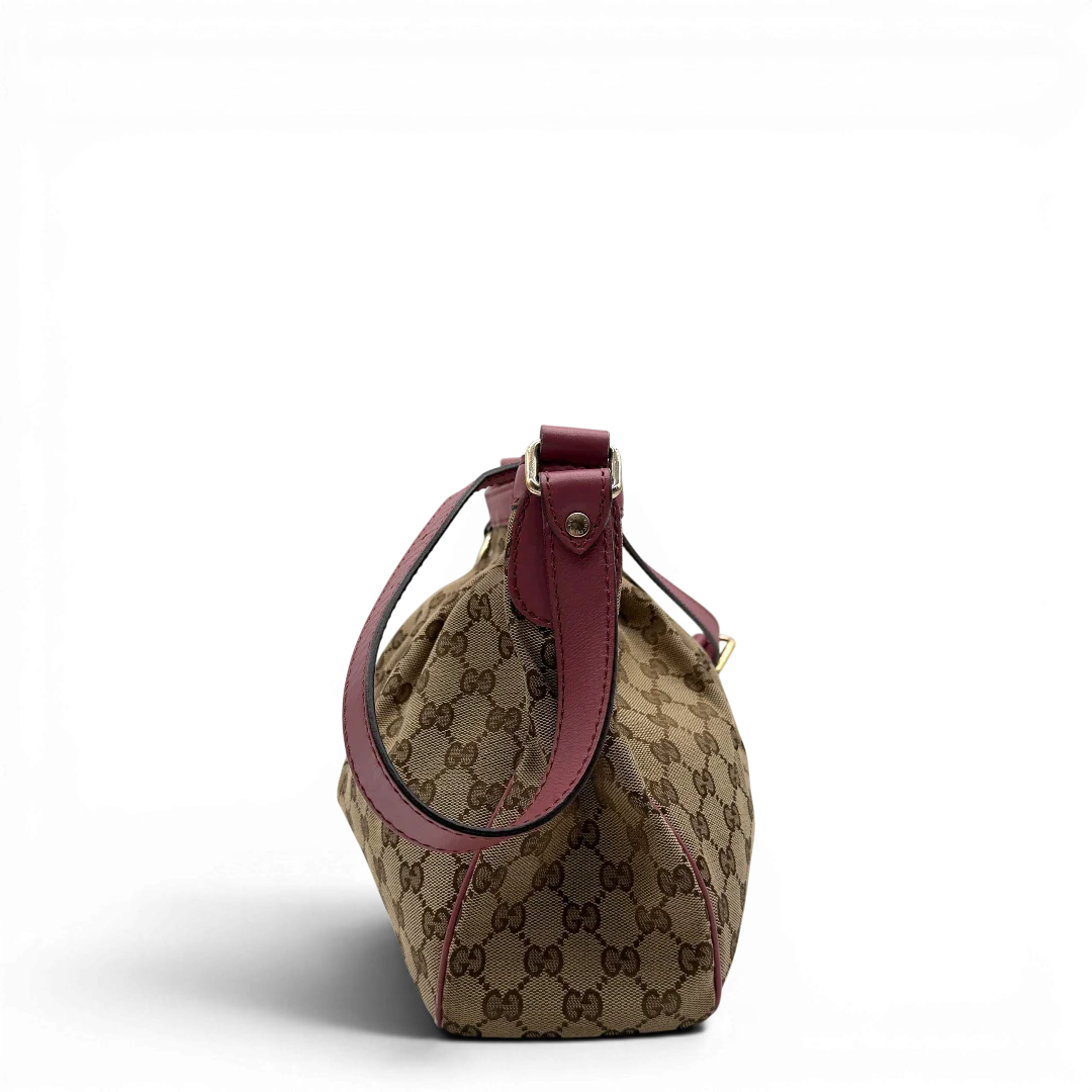https://cdn.shopify.com/s/files/1/0564/9376/8855/files/Gucci_Schultertasche_Sukey_One_monogram_beige_3_2a3f2195-096c-46fd-84fc-8da57f9c8410.webp?v=1782384515