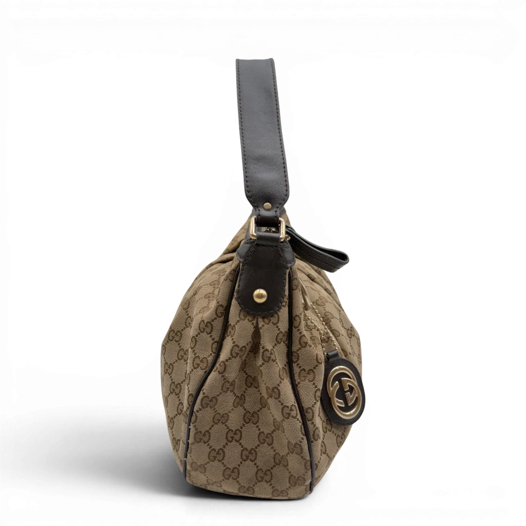 https://cdn.shopify.com/s/files/1/0564/9376/8855/files/Gucci_Schultertasche_Sukey_One_monogram_beige_3_656f09bd-ae3e-4529-9ecb-c1c08e4bb8ac.webp?v=1782906748