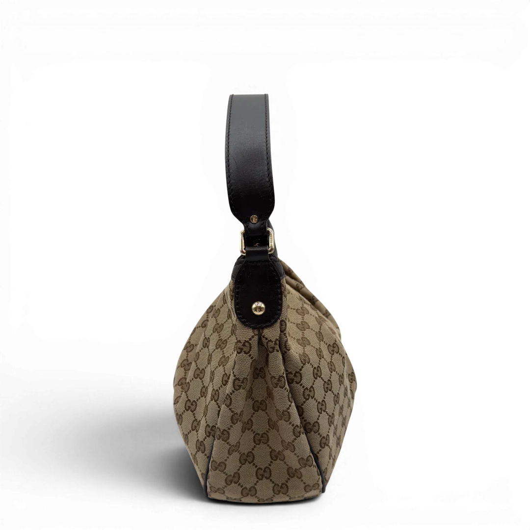 https://cdn.shopify.com/s/files/1/0564/9376/8855/files/Gucci_Schultertasche_Sukey_One_monogram_beige_4.webp?v=1781856423