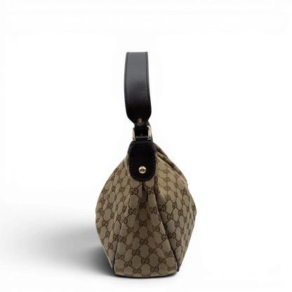 https://cdn.shopify.com/s/files/1/0564/9376/8855/files/Gucci_Schultertasche_Sukey_One_monogram_beige_4.webp?v=1781856423
