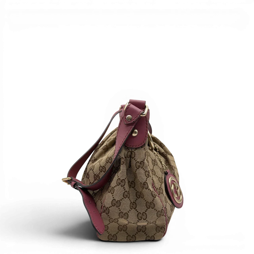 https://cdn.shopify.com/s/files/1/0564/9376/8855/files/Gucci_Schultertasche_Sukey_One_monogram_beige_4_4dc5d087-61e0-43d2-9d45-9bdaa0787252.webp?v=1782384515