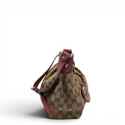 https://cdn.shopify.com/s/files/1/0564/9376/8855/files/Gucci_Schultertasche_Sukey_One_monogram_beige_4_4dc5d087-61e0-43d2-9d45-9bdaa0787252.webp?v=1782384515