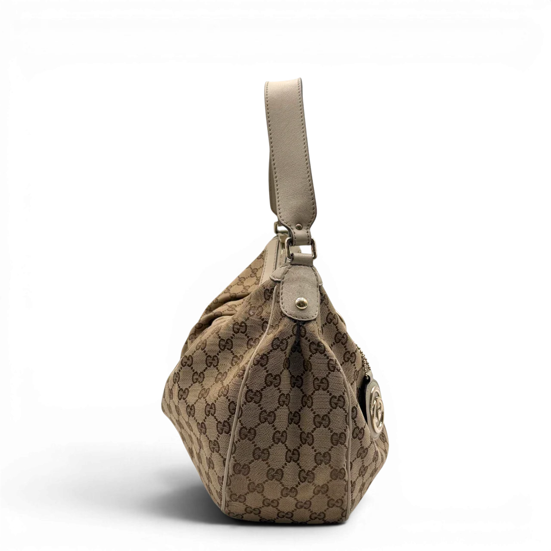 https://cdn.shopify.com/s/files/1/0564/9376/8855/files/Gucci_Schultertasche_Sukey_One_monogram_beige_4_76858c80-86af-4bfb-9e12-e5bf8c54b1d3.webp?v=1782908525