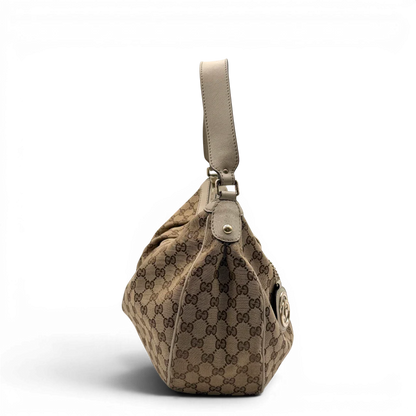 https://cdn.shopify.com/s/files/1/0564/9376/8855/files/Gucci_Schultertasche_Sukey_One_monogram_beige_4_76858c80-86af-4bfb-9e12-e5bf8c54b1d3.webp?v=1782908525