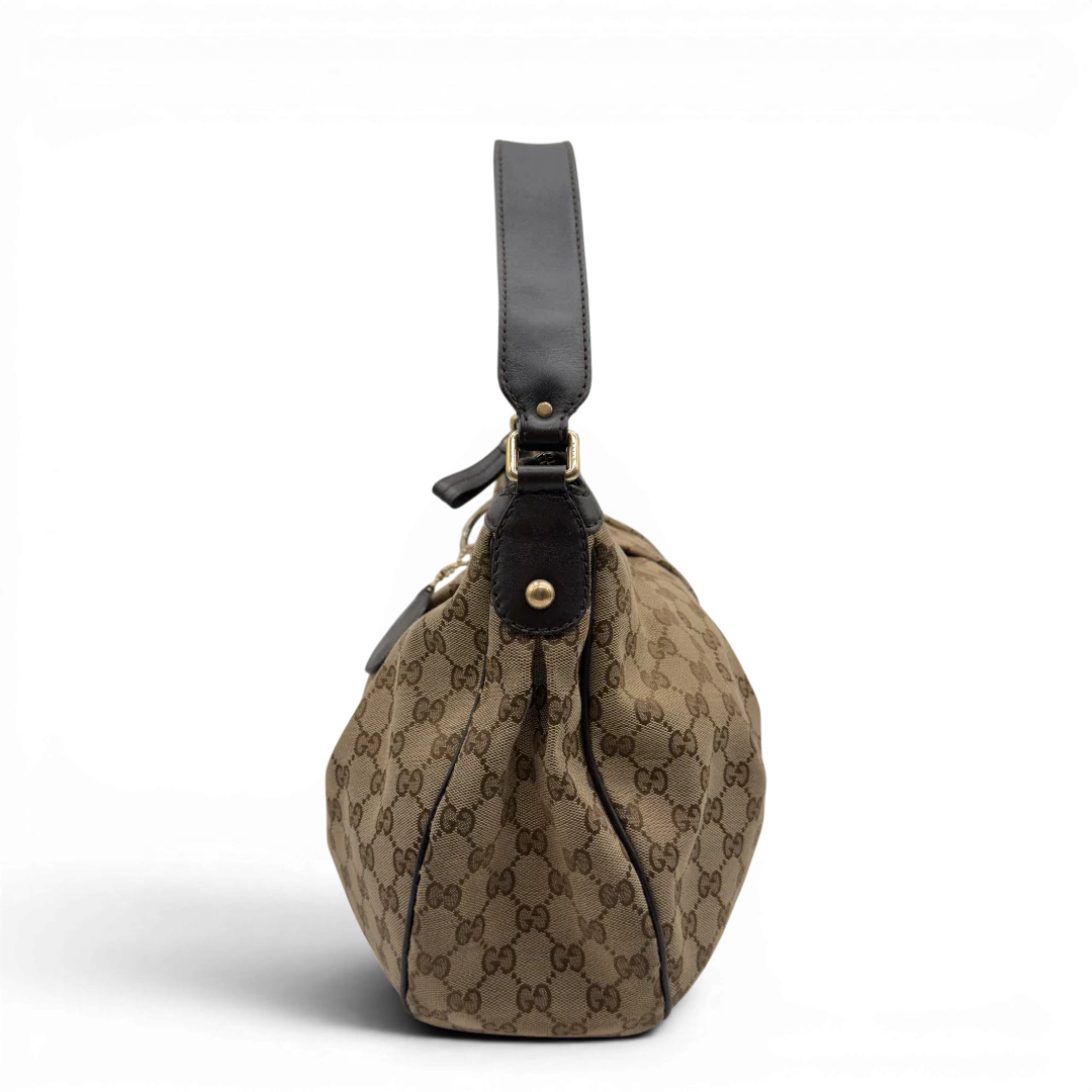 https://cdn.shopify.com/s/files/1/0564/9376/8855/files/Gucci_Schultertasche_Sukey_One_monogram_beige_4_d39de16b-834b-43a3-8462-69b80773ec4e.webp?v=1782906748