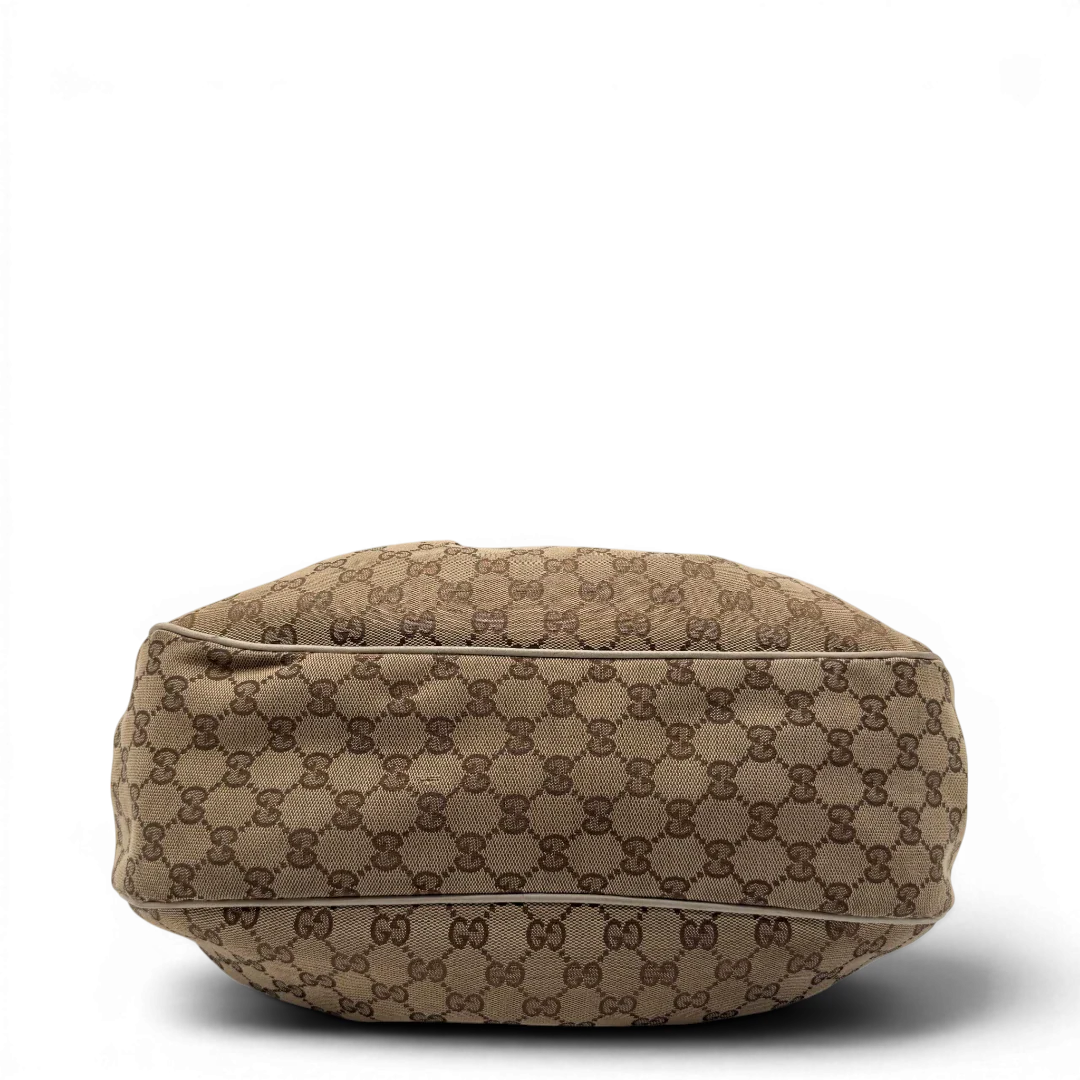 https://cdn.shopify.com/s/files/1/0564/9376/8855/files/Gucci_Schultertasche_Sukey_One_monogram_beige_5_2a3a14a3-6b47-46c1-be17-064106ef2d10.webp?v=1782908525
