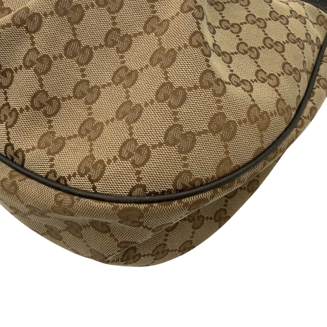 https://cdn.shopify.com/s/files/1/0564/9376/8855/files/Gucci_Schultertasche_Sukey_One_monogram_beige_5_37322a8e-8478-4db1-8141-6d645f41dbac.webp?v=1782384654