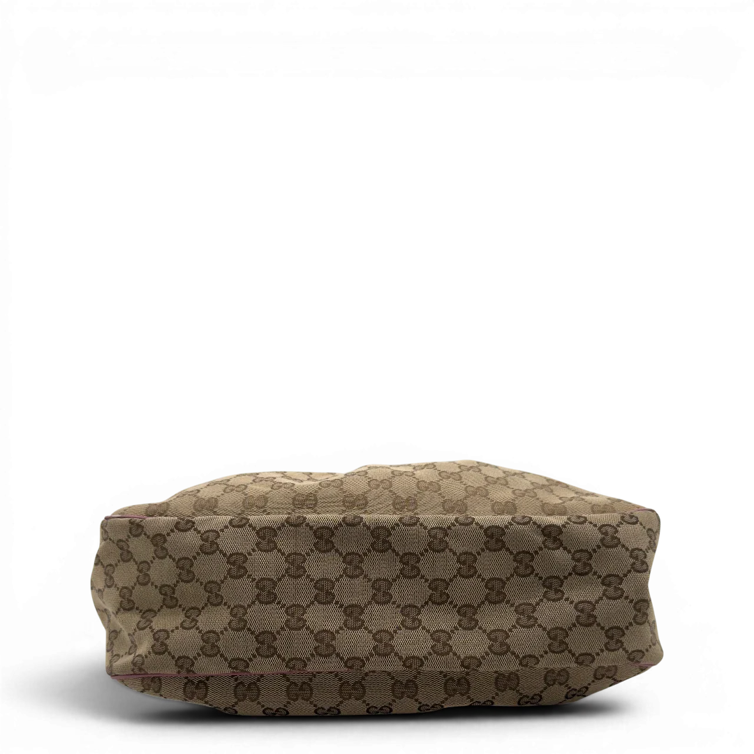 https://cdn.shopify.com/s/files/1/0564/9376/8855/files/Gucci_Schultertasche_Sukey_One_monogram_beige_5_79538907-f0a9-48d8-af67-1e393755ec91.webp?v=1782384516