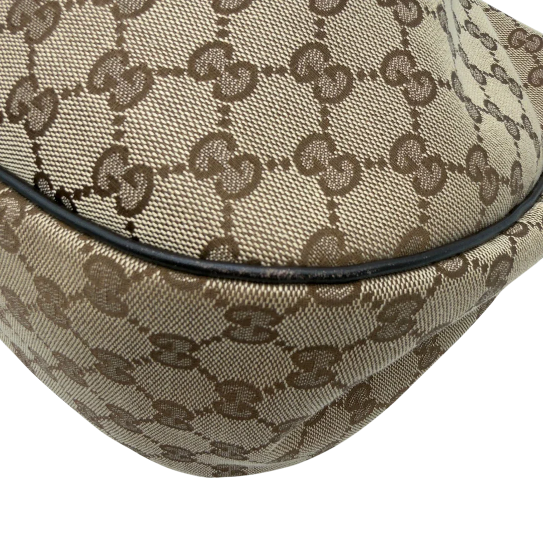 https://cdn.shopify.com/s/files/1/0564/9376/8855/files/Gucci_Schultertasche_Sukey_One_monogram_beige_6.webp?v=1781856423