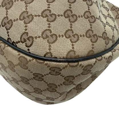 https://cdn.shopify.com/s/files/1/0564/9376/8855/files/Gucci_Schultertasche_Sukey_One_monogram_beige_6.webp?v=1781856423