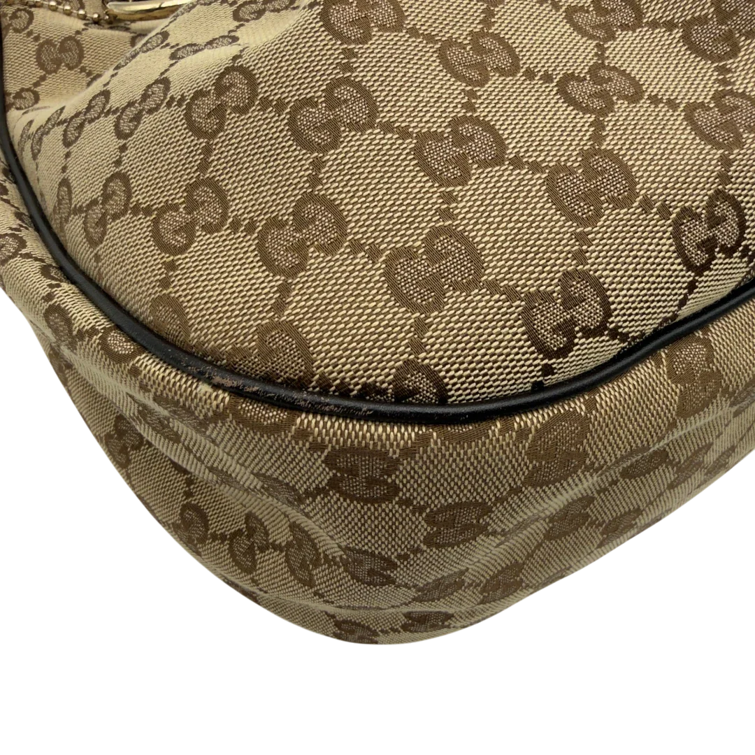 https://cdn.shopify.com/s/files/1/0564/9376/8855/files/Gucci_Schultertasche_Sukey_One_monogram_beige_7.webp?v=1781856423