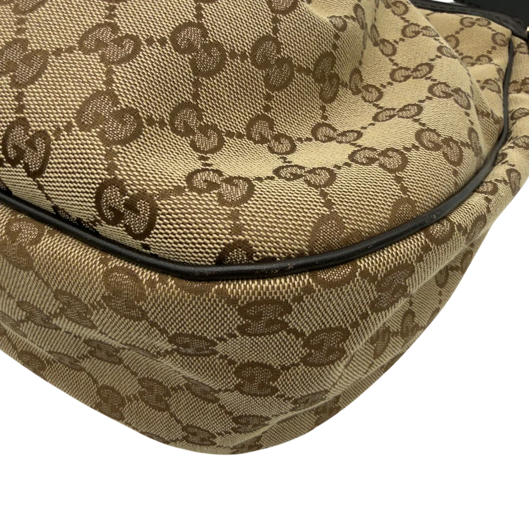 https://cdn.shopify.com/s/files/1/0564/9376/8855/files/Gucci_Schultertasche_Sukey_One_monogram_beige_8.webp?v=1781856423
