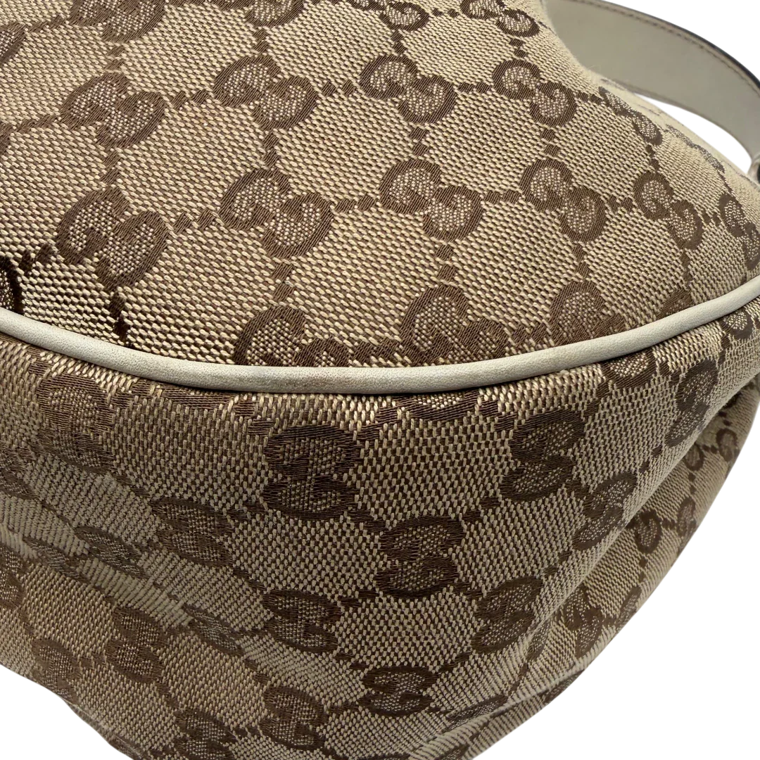 https://cdn.shopify.com/s/files/1/0564/9376/8855/files/Gucci_Schultertasche_Sukey_One_monogram_beige_8_0b042a50-5f75-4555-99fd-9c6459e5c975.webp?v=1782908526