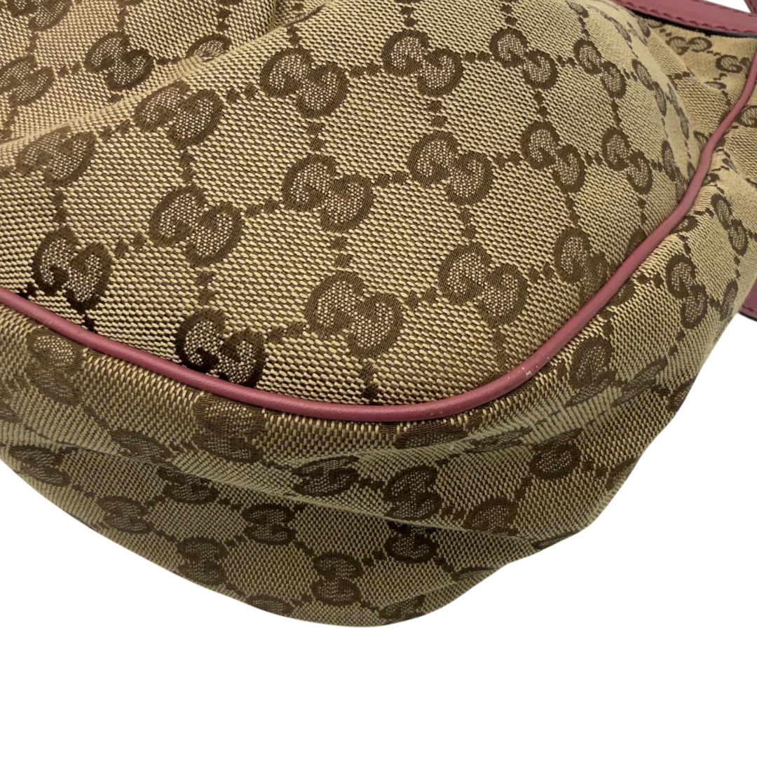 https://cdn.shopify.com/s/files/1/0564/9376/8855/files/Gucci_Schultertasche_Sukey_One_monogram_beige_8_62d23060-f7dc-4443-b154-ca0d967a2af1.webp?v=1782384516