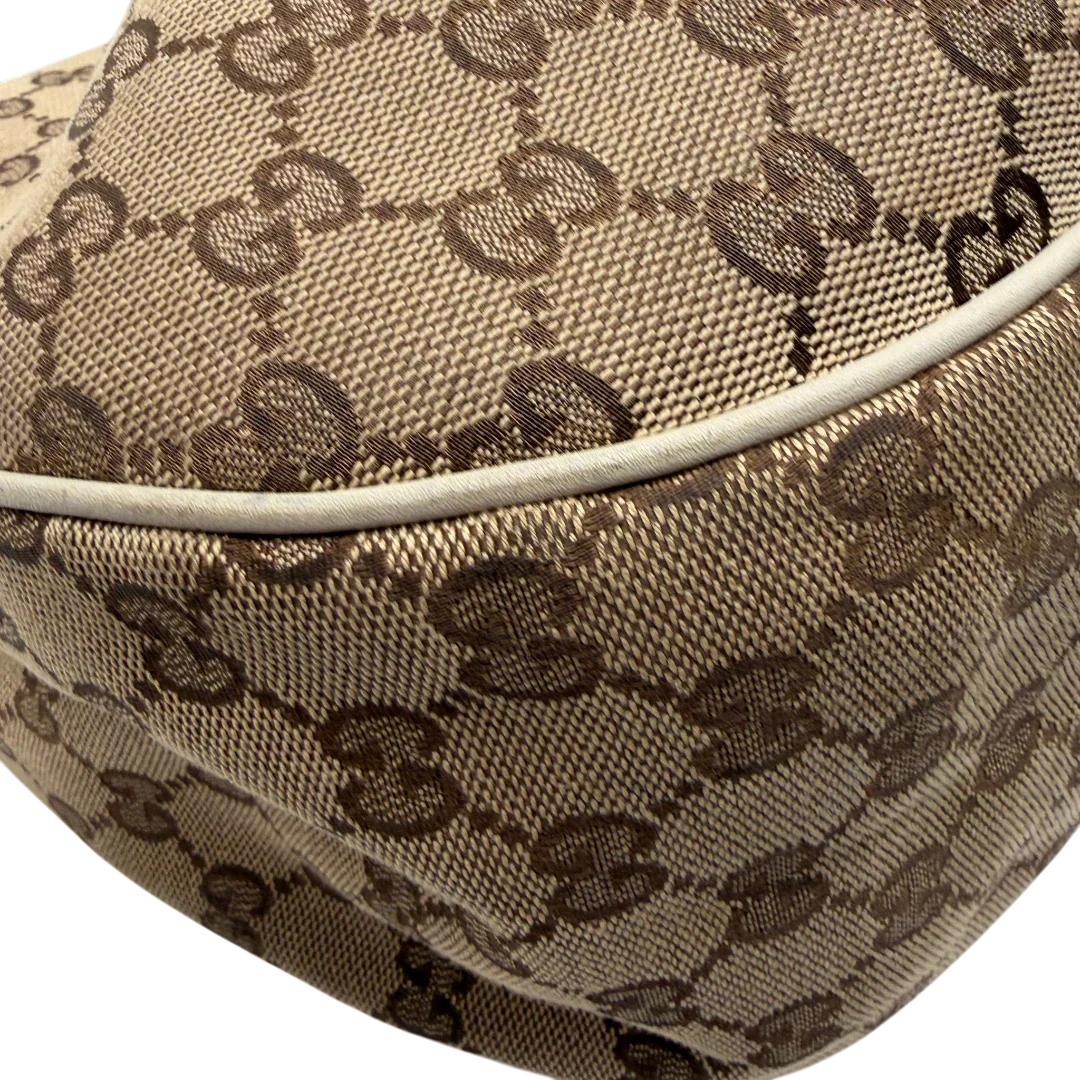https://cdn.shopify.com/s/files/1/0564/9376/8855/files/Gucci_Schultertasche_Sukey_One_monogram_beige_9_bd3db914-7481-4432-8740-8f412ce1ab9a.webp?v=1782908526