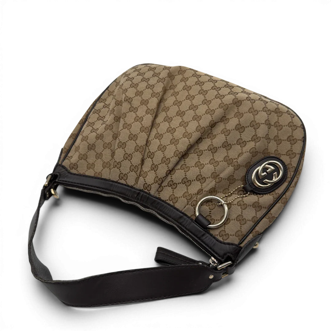 https://cdn.shopify.com/s/files/1/0564/9376/8855/files/Gucci_Schultertasche_Sukey_One_monogram_beige_9_f2282165-4e12-4828-9425-3c3783655c9f.webp?v=1782384653