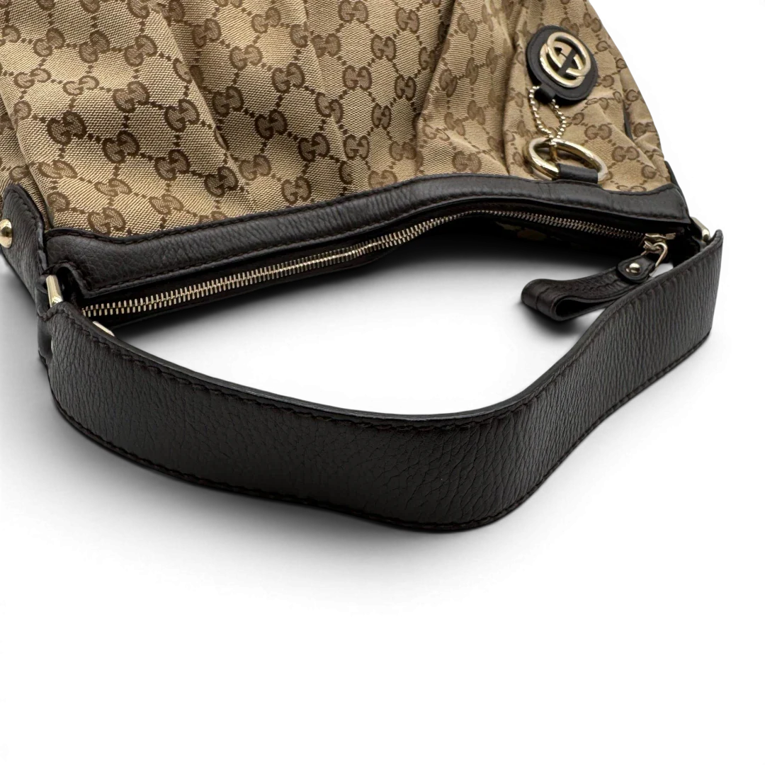 https://cdn.shopify.com/s/files/1/0564/9376/8855/files/Gucci_Schultertasche_Sukey_One_monogram_braun_10_fbb16c92-415c-4433-b4d9-9b629f275f33.webp?v=1783514603
