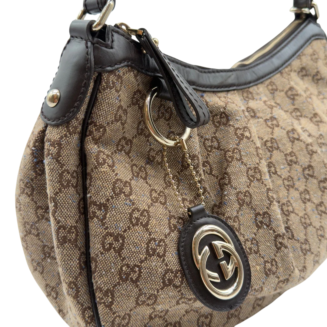 https://cdn.shopify.com/s/files/1/0564/9376/8855/files/Gucci_Schultertasche_Sukey_One_monogram_braun_11.webp?v=1782905169