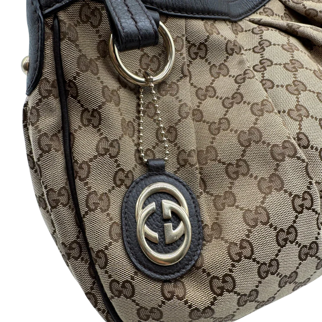 https://cdn.shopify.com/s/files/1/0564/9376/8855/files/Gucci_Schultertasche_Sukey_One_monogram_braun_11_601cadd4-0033-4050-b1a2-efb2d03ad272.webp?v=1783514604