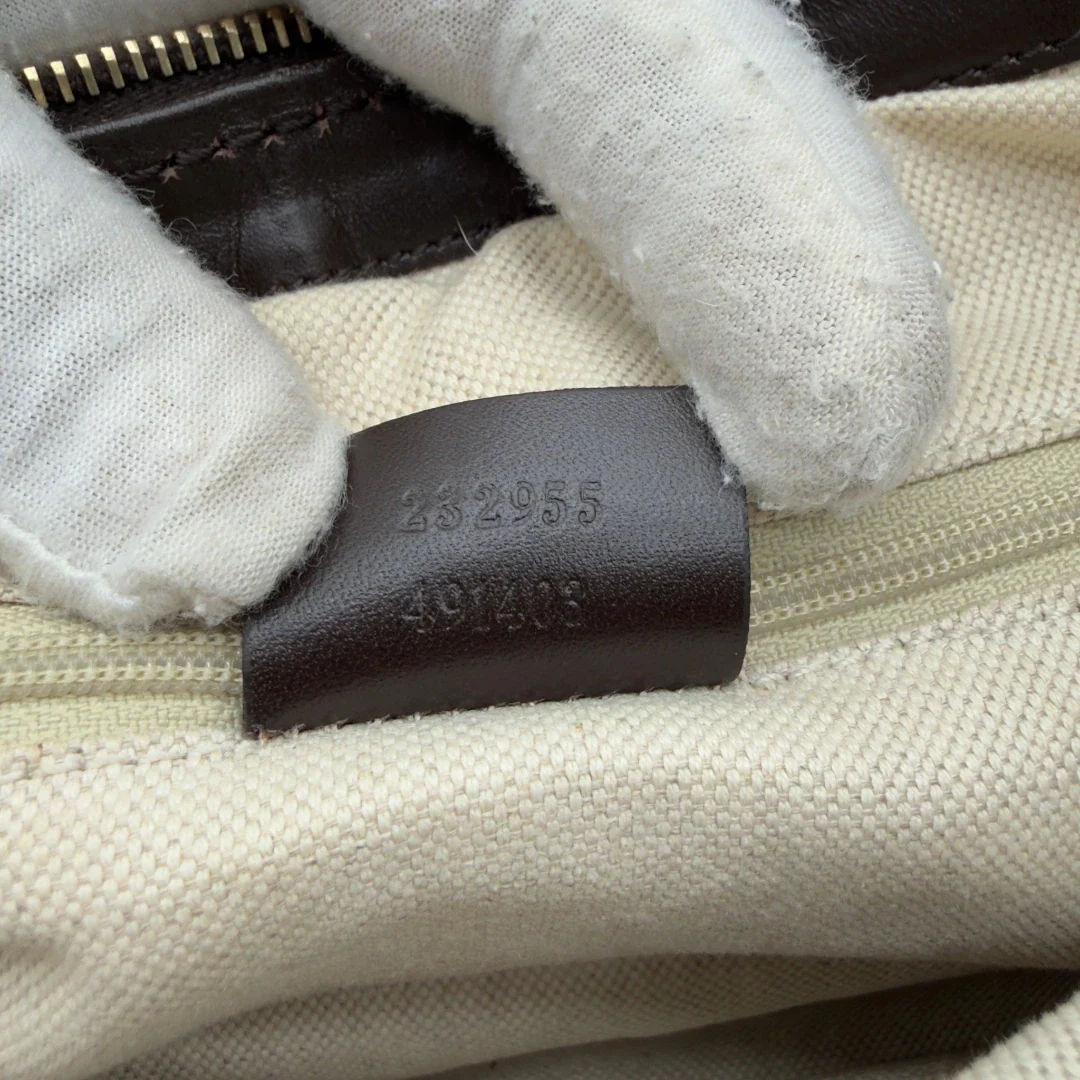 https://cdn.shopify.com/s/files/1/0564/9376/8855/files/Gucci_Schultertasche_Sukey_One_monogram_braun_13.webp?v=1782905169