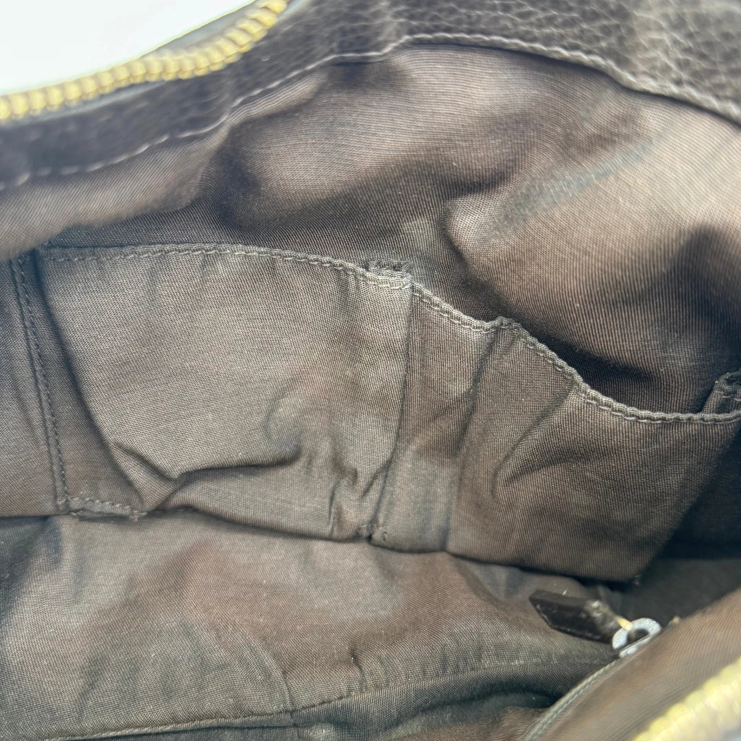 https://cdn.shopify.com/s/files/1/0564/9376/8855/files/Gucci_Schultertasche_Sukey_One_monogram_braun_18.webp?v=1783514604