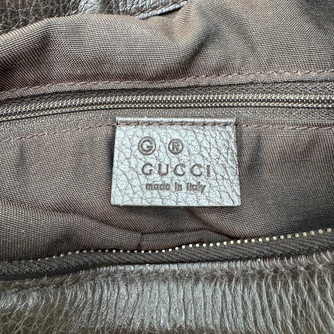 https://cdn.shopify.com/s/files/1/0564/9376/8855/files/Gucci_Schultertasche_Sukey_One_monogram_braun_19.webp?v=1783514604