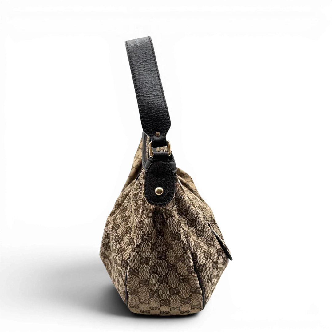 https://cdn.shopify.com/s/files/1/0564/9376/8855/files/Gucci_Schultertasche_Sukey_One_monogram_braun_2_abb19813-a90d-45b9-be2e-5b503b07b90d.webp?v=1783514603