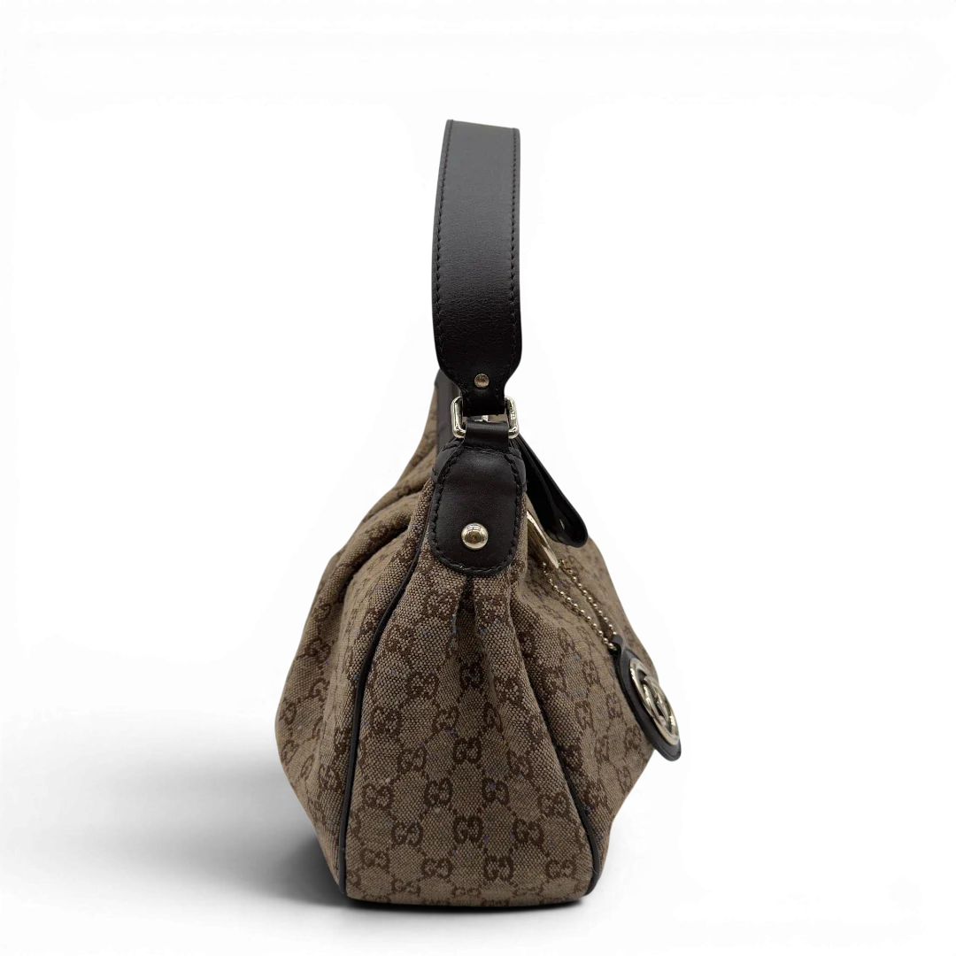 https://cdn.shopify.com/s/files/1/0564/9376/8855/files/Gucci_Schultertasche_Sukey_One_monogram_braun_4.webp?v=1782905168