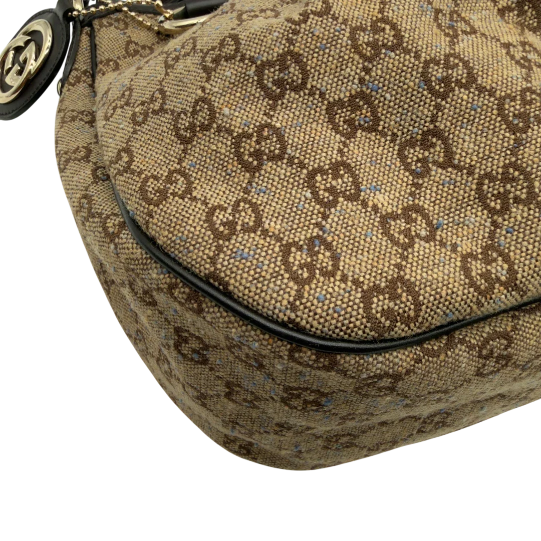 https://cdn.shopify.com/s/files/1/0564/9376/8855/files/Gucci_Schultertasche_Sukey_One_monogram_braun_7.webp?v=1782905169