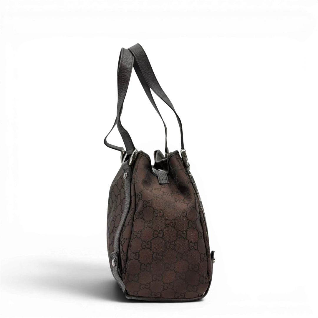 https://cdn.shopify.com/s/files/1/0564/9376/8855/files/Gucci_Shopper_Abbey_aus_Nylon_monogram_dunkelbraun_vintage_GG6404.webp?v=1778682921