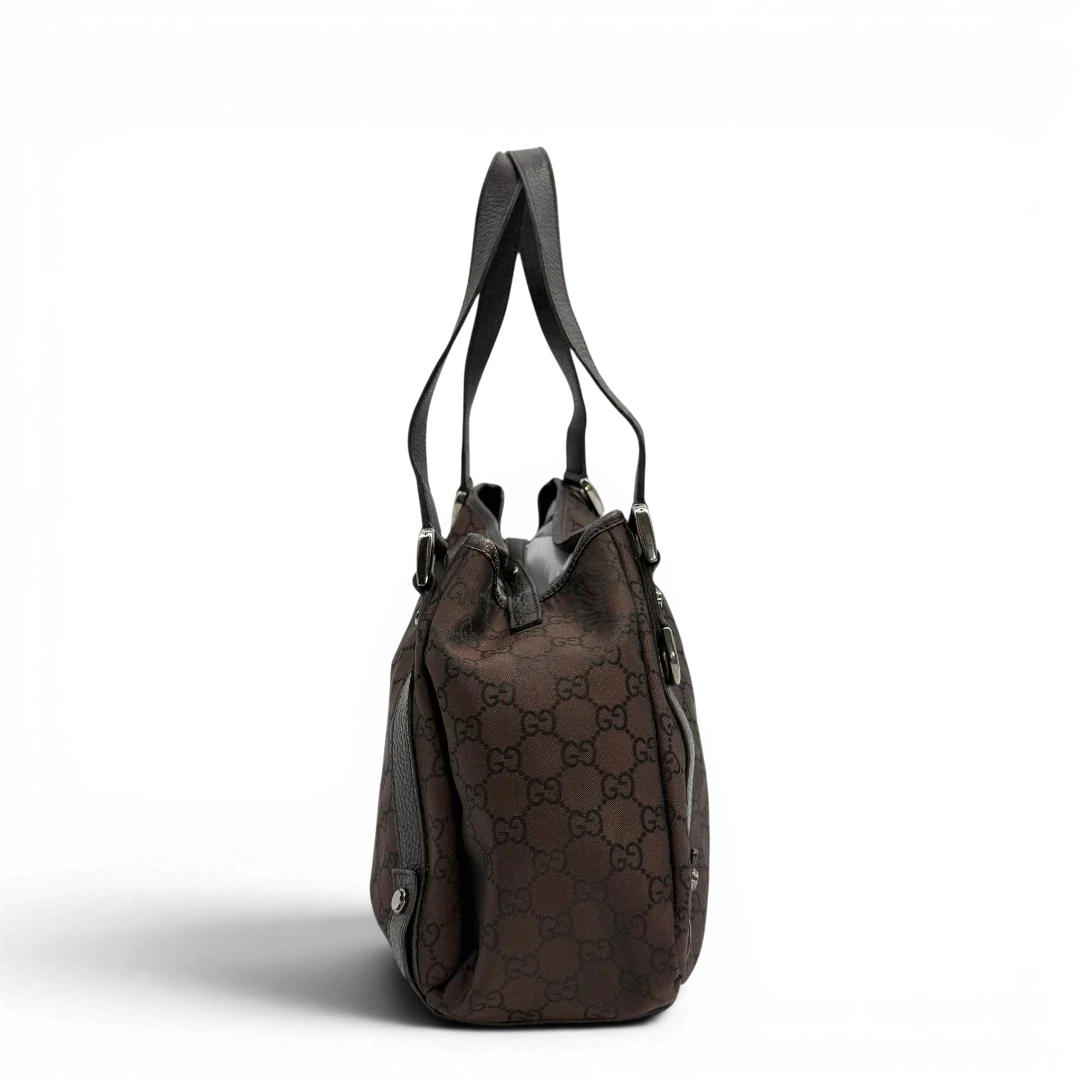 https://cdn.shopify.com/s/files/1/0564/9376/8855/files/Gucci_Shopper_Abbey_aus_Nylon_monogram_dunkelbraun_vintage_GG6405.webp?v=1778682921