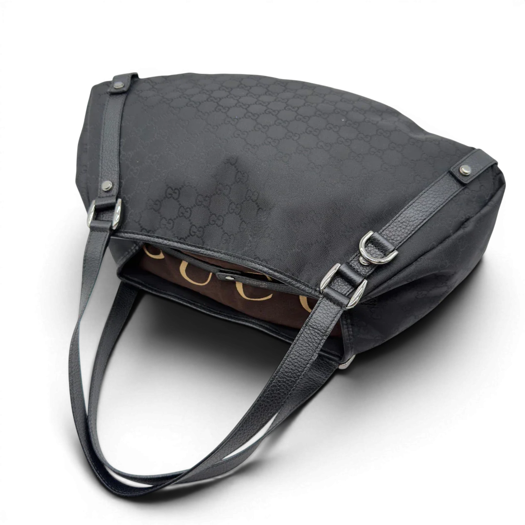 https://cdn.shopify.com/s/files/1/0564/9376/8855/files/Gucci_Shopper_Abbey_aus_Nylon_monogram_schwarz_10.webp?v=1782909693