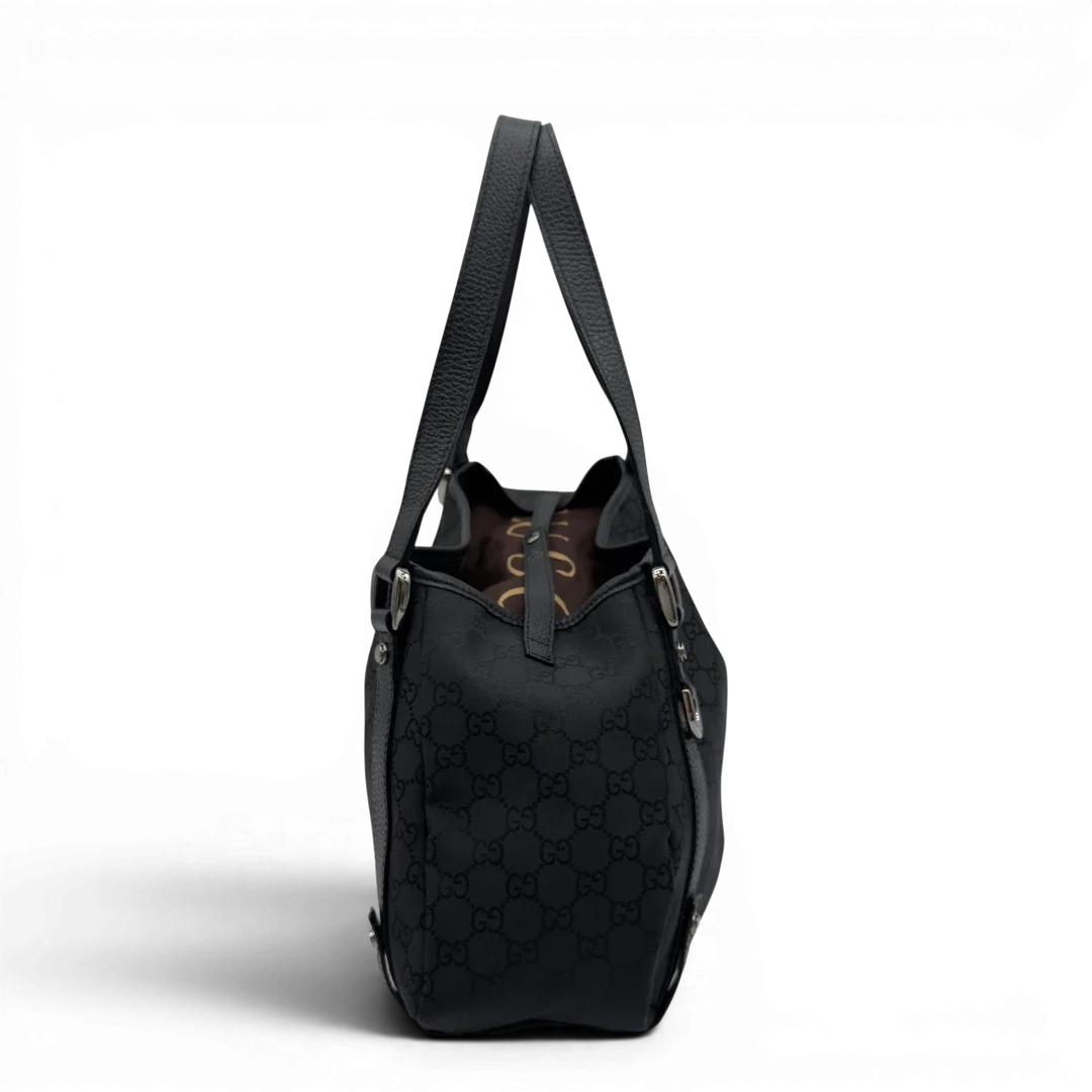 https://cdn.shopify.com/s/files/1/0564/9376/8855/files/Gucci_Shopper_Abbey_aus_Nylon_monogram_schwarz_4.webp?v=1782909692