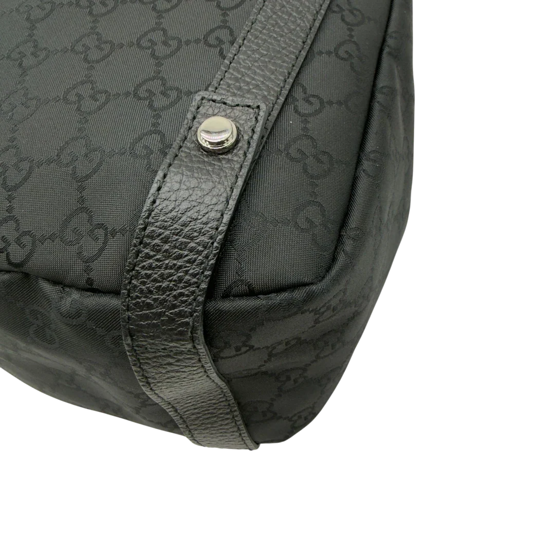 https://cdn.shopify.com/s/files/1/0564/9376/8855/files/Gucci_Shopper_Abbey_aus_Nylon_monogram_schwarz_6.webp?v=1782909693