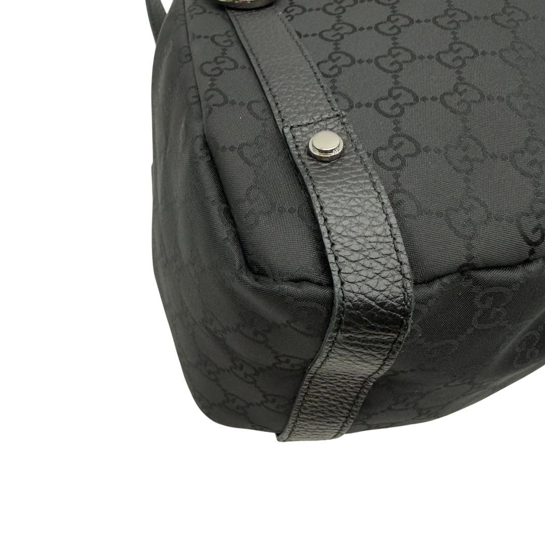 https://cdn.shopify.com/s/files/1/0564/9376/8855/files/Gucci_Shopper_Abbey_aus_Nylon_monogram_schwarz_7.webp?v=1782909693