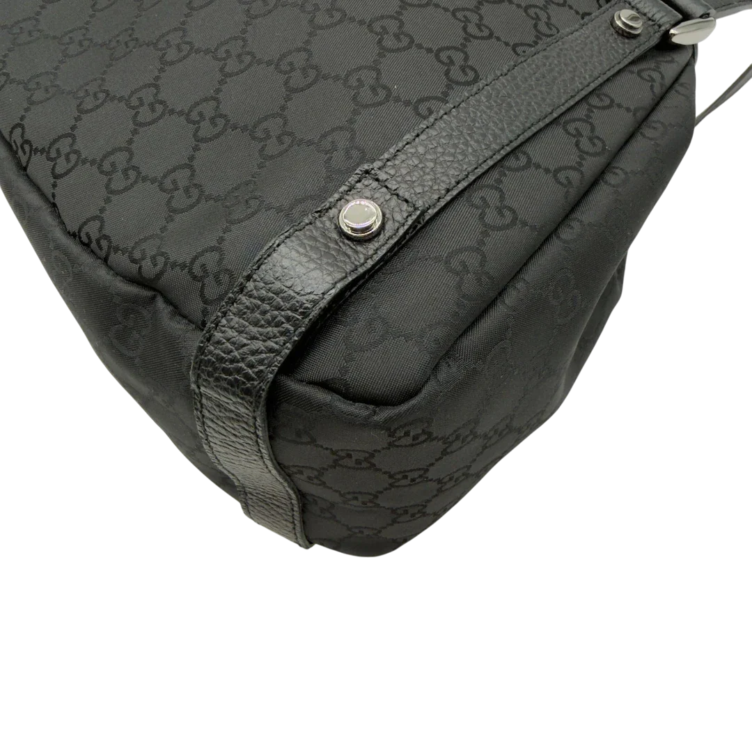 https://cdn.shopify.com/s/files/1/0564/9376/8855/files/Gucci_Shopper_Abbey_aus_Nylon_monogram_schwarz_8.webp?v=1782909693