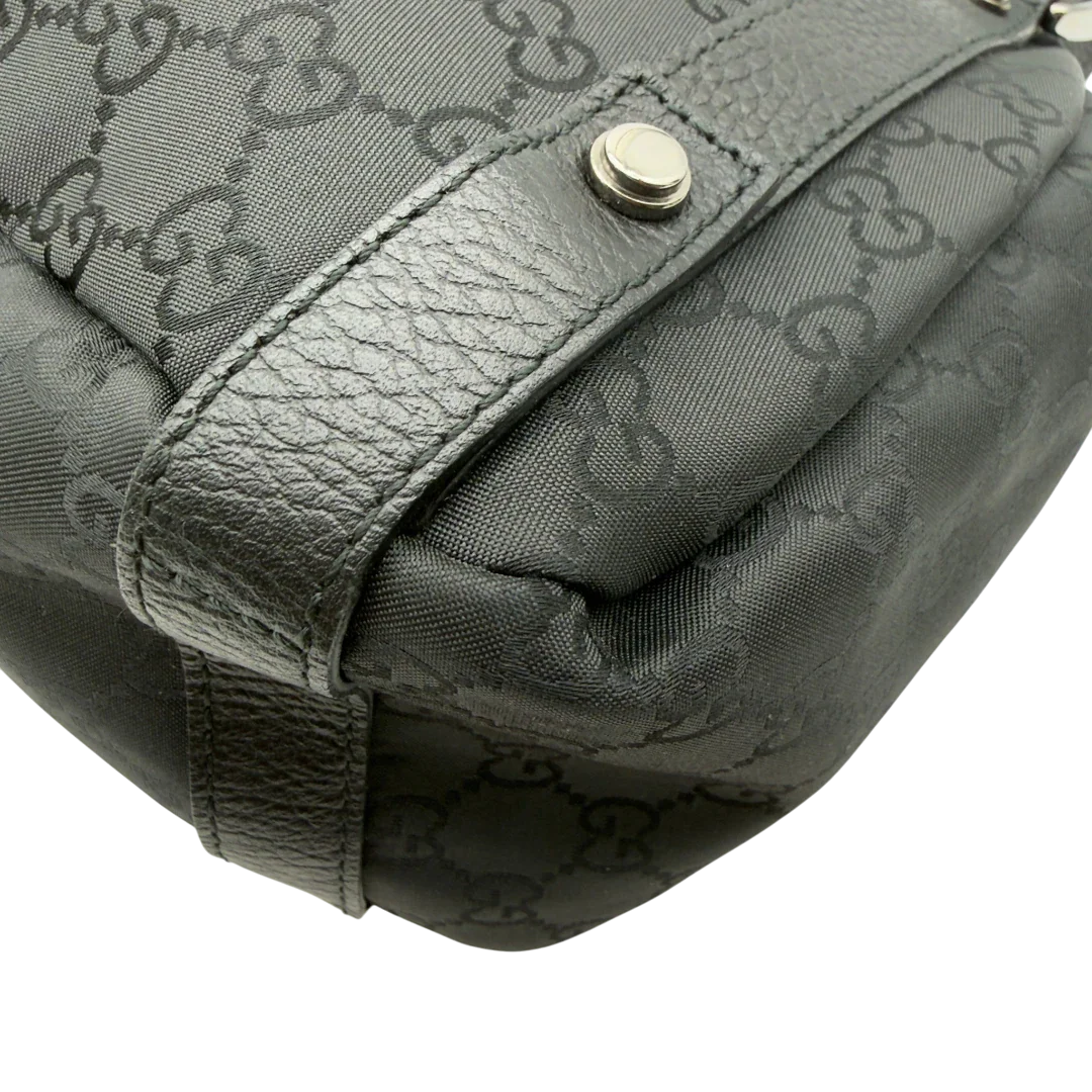 https://cdn.shopify.com/s/files/1/0564/9376/8855/files/Gucci_Shopper_Abbey_monogram_schwarz_vintage_GG7013.webp?v=1778080747