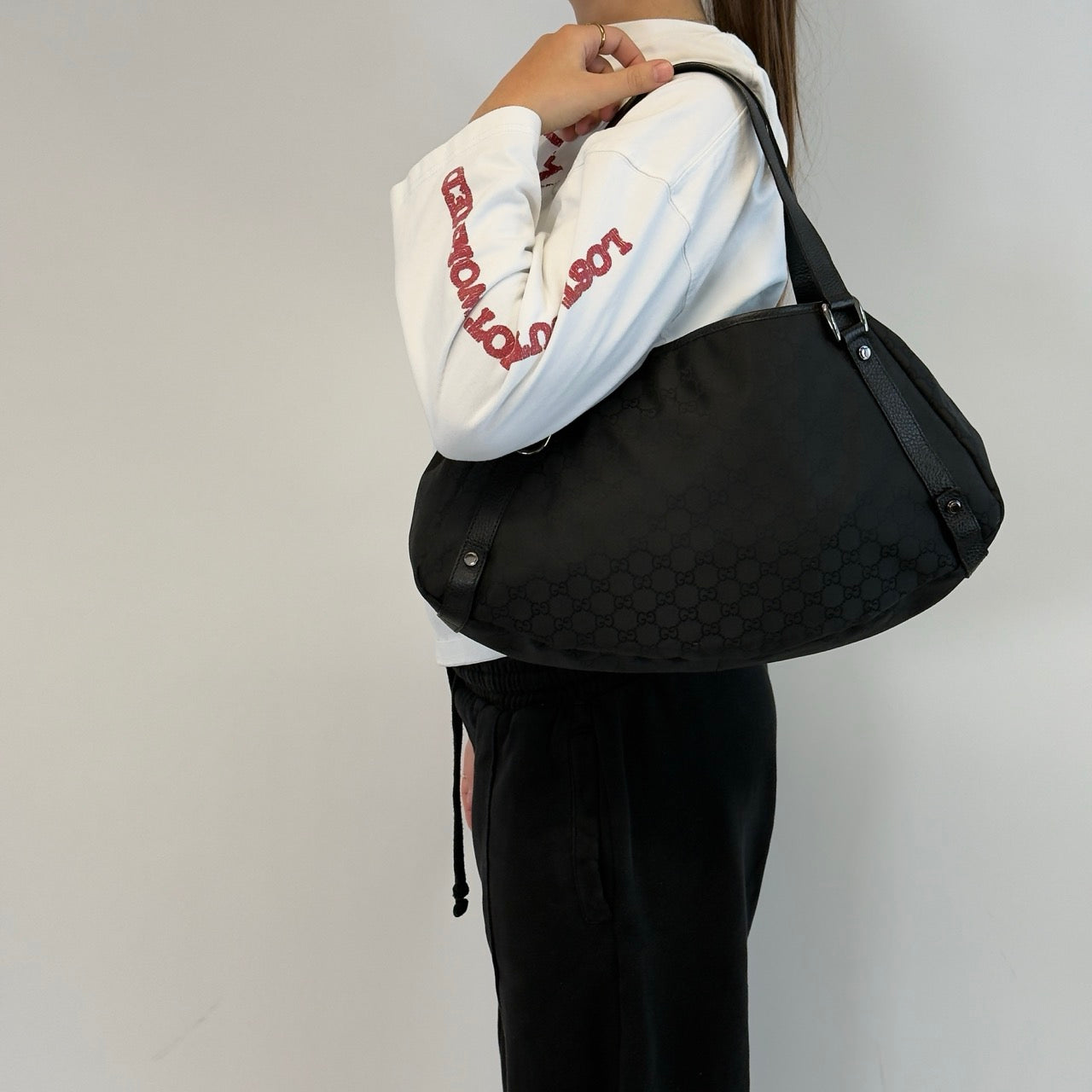 https://cdn.shopify.com/s/files/1/0564/9376/8855/files/Gucci_Shopper_Abbey_monogram_schwarz_vintage_GG7042Large.jpg?v=1778080748