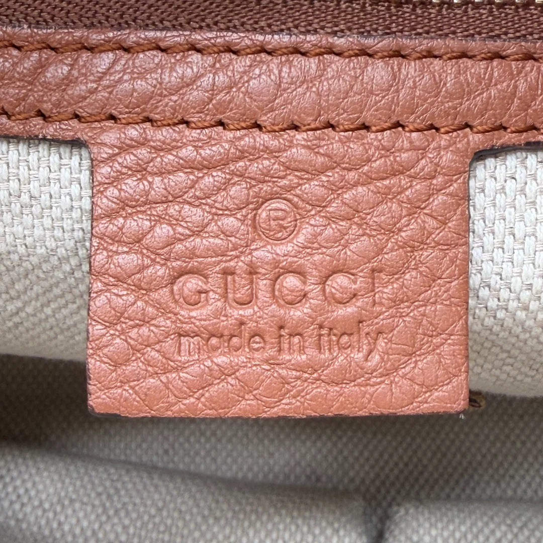 https://cdn.shopify.com/s/files/1/0564/9376/8855/files/Gucci_Shopper_Soho_aus_Leder_braun_vintage_GG_8467.webp?v=1768426343