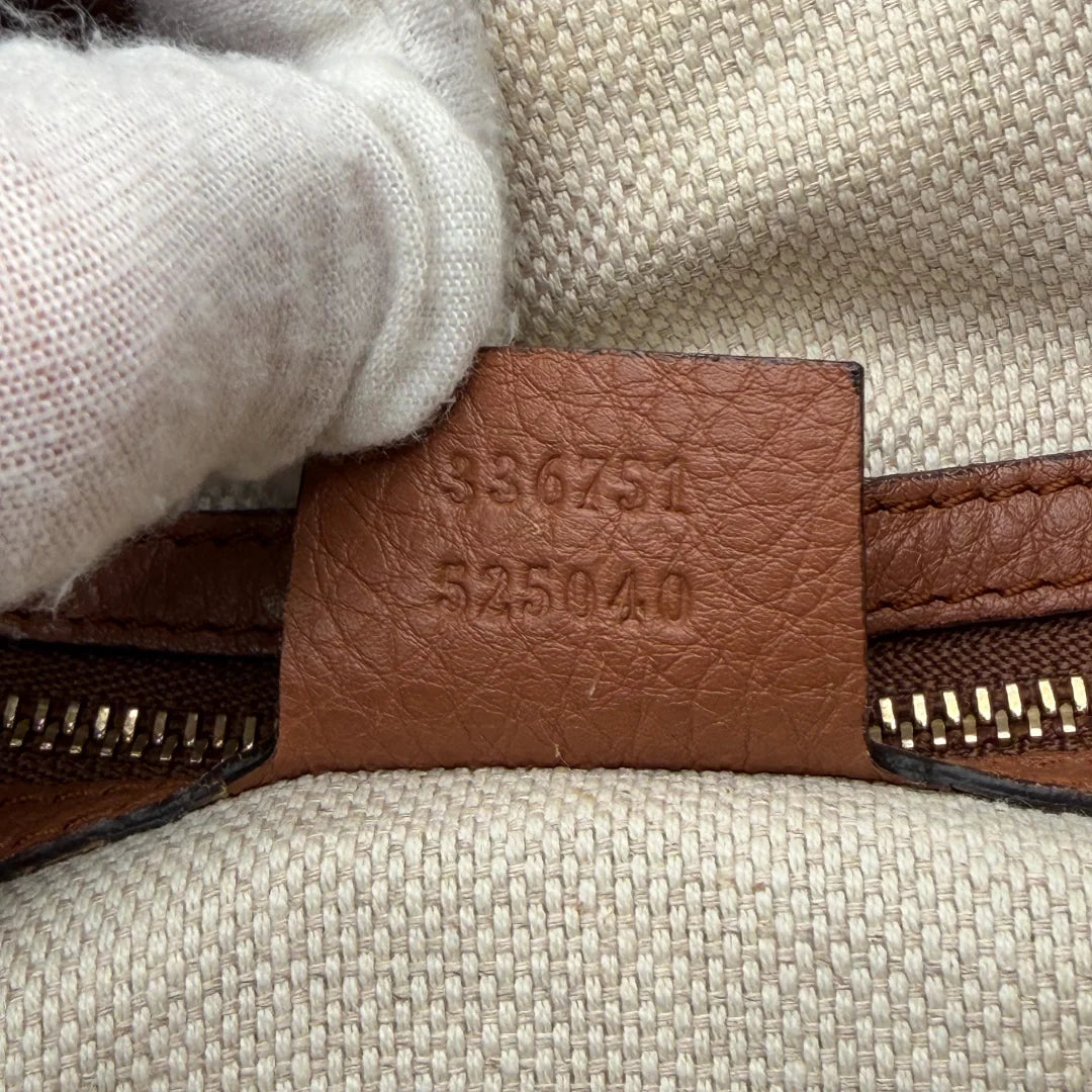 https://cdn.shopify.com/s/files/1/0564/9376/8855/files/Gucci_Shopper_Soho_aus_Leder_braun_vintage_GG_8468.webp?v=1768426343