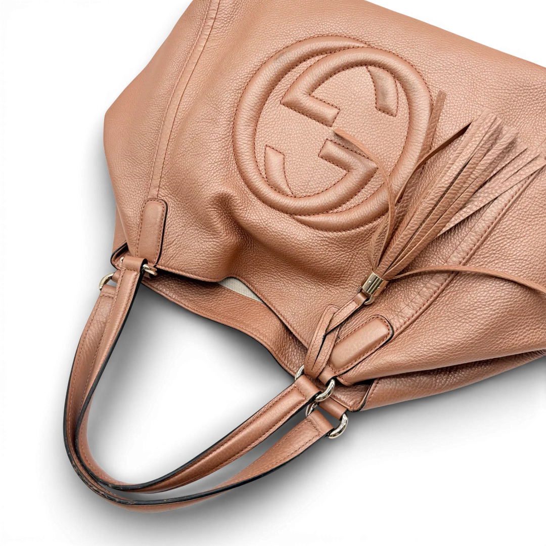 https://cdn.shopify.com/s/files/1/0564/9376/8855/files/Gucci_Shopper_Soho_aus_Leder_bronze_vintage_GG_9400.webp?v=1769597825