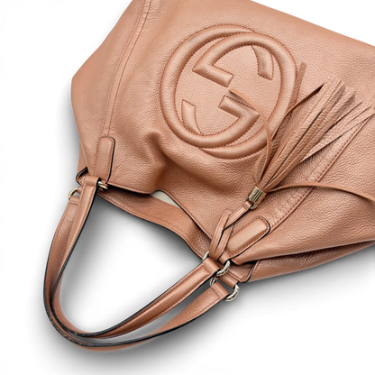https://cdn.shopify.com/s/files/1/0564/9376/8855/files/Gucci_Shopper_Soho_aus_Leder_bronze_vintage_GG_9400.webp?v=1769597825