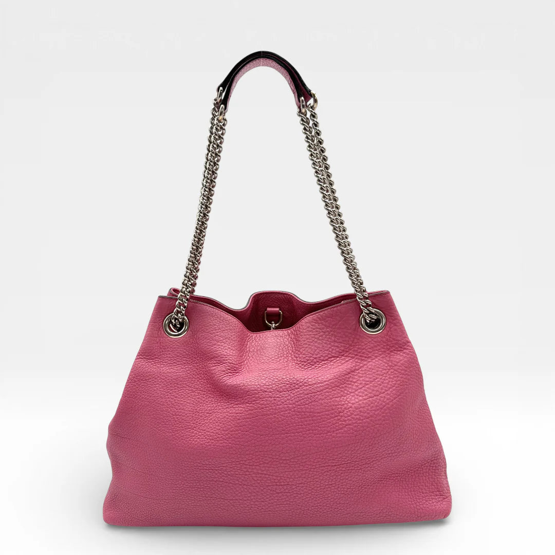 https://cdn.shopify.com/s/files/1/0564/9376/8855/files/Gucci_Shopper_Soho_mit_Umhaengekette_aus_Leder_pink_vintage_GG_8601.webp?v=1768479651