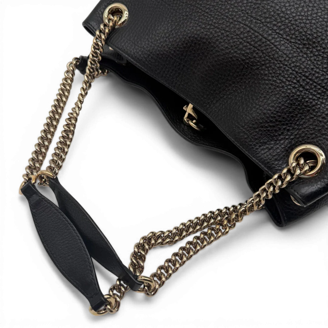 https://cdn.shopify.com/s/files/1/0564/9376/8855/files/Gucci_Shopper_Soho_mit_Umhangekette_Leder_schwarz_vintage_GG4365.webp?v=1775655504