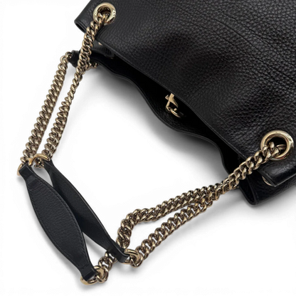 https://cdn.shopify.com/s/files/1/0564/9376/8855/files/Gucci_Shopper_Soho_mit_Umhangekette_Leder_schwarz_vintage_GG4365.webp?v=1775655504